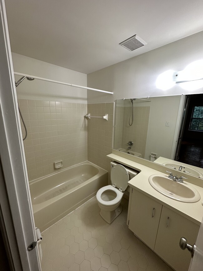 Building Photo - 1002 Valley Glen Rd