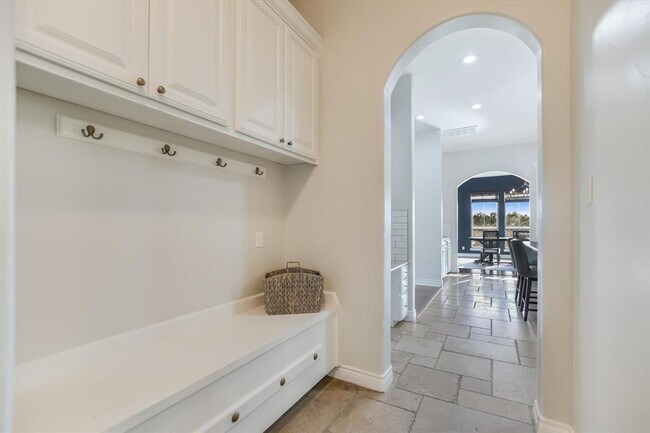 Building Photo - 211 Jack Nicklaus Dr