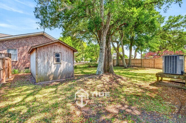 Building Photo - Modern Living in the Heart of West Ashley