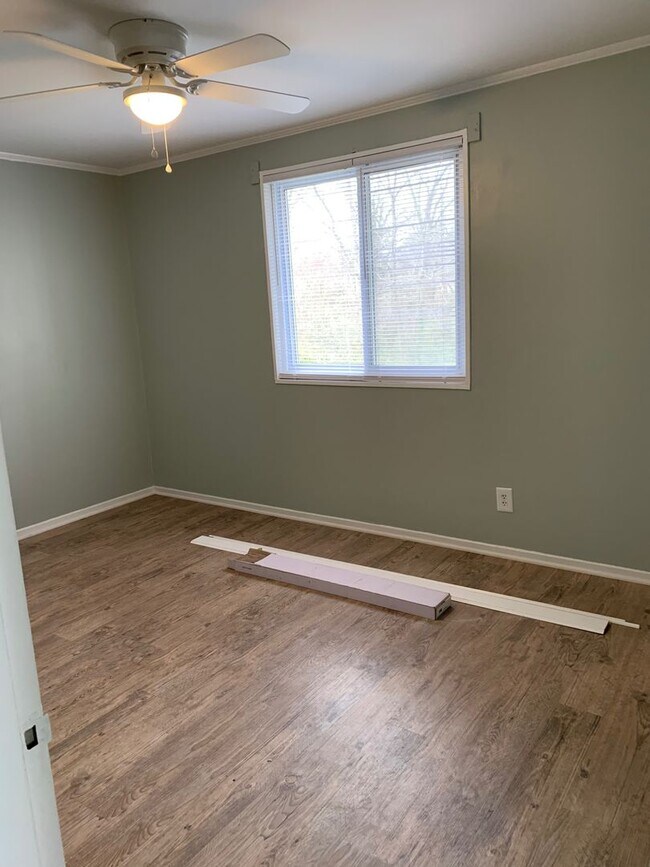 Building Photo - Adorable 2 Bedroom End Unit Convenient to W. Friendly Ave
