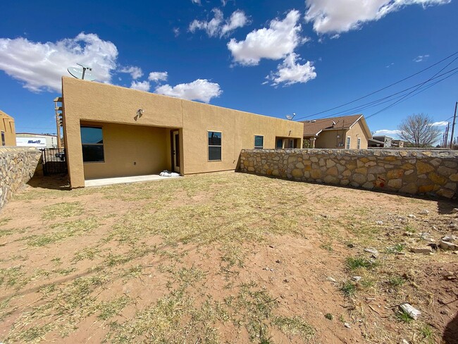 Building Photo - 5710 Saluki Dr