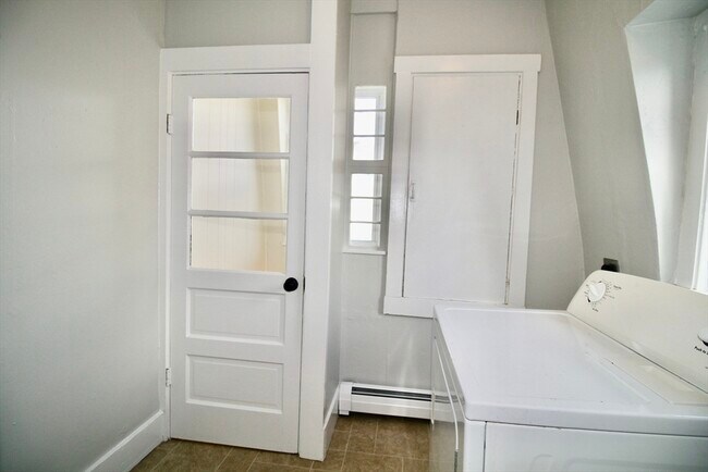 Building Photo - 2 Forest St