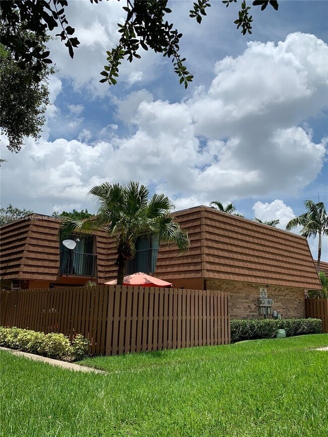 Primary Photo - 2561 Camelot Ct
