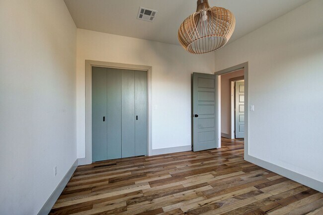 Building Photo - Unique home in OKC