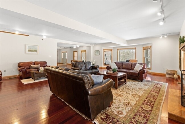 Building Photo - 25 Pleasant St