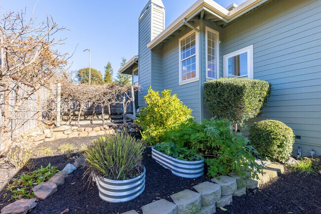 Building Photo - 15 Aaron Dr