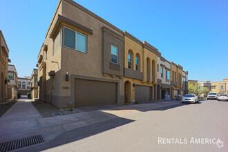 Building Photo - Luxury Townhome!