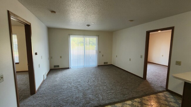 Building Photo - 2 Bedroom, 1.5 Bathroom Apartment with Bon...