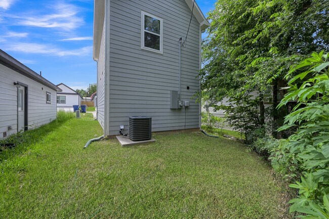 Building Photo - 11756 White Cedar St