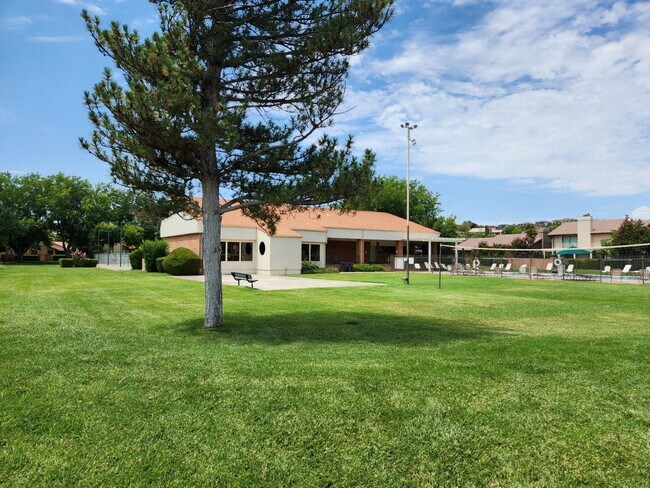 Building Photo - Beautiful home in well kept community