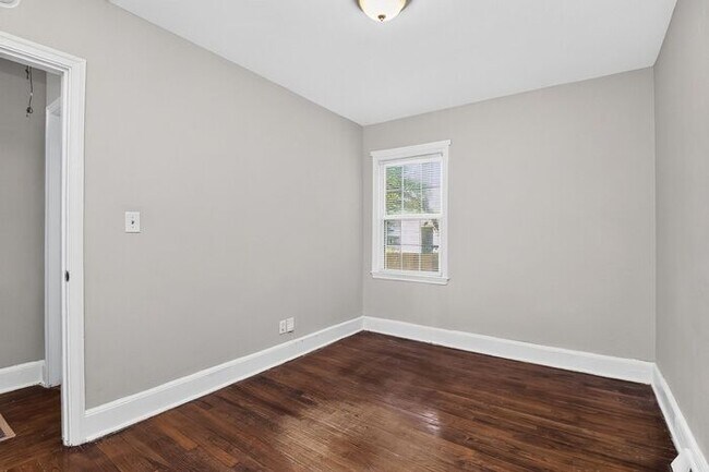 Building Photo - Charming 2BD/1BA Brick Duplex in NoDa!