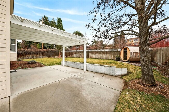 Building Photo - Comfortable Living in a Prime Central Boise Location