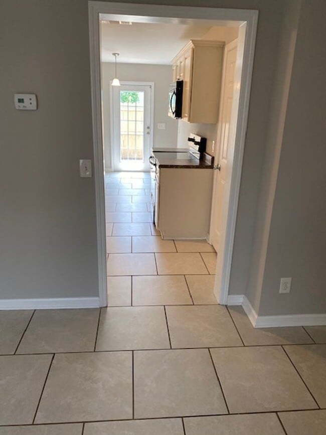 Building Photo - Convenient location in Murfreesboro