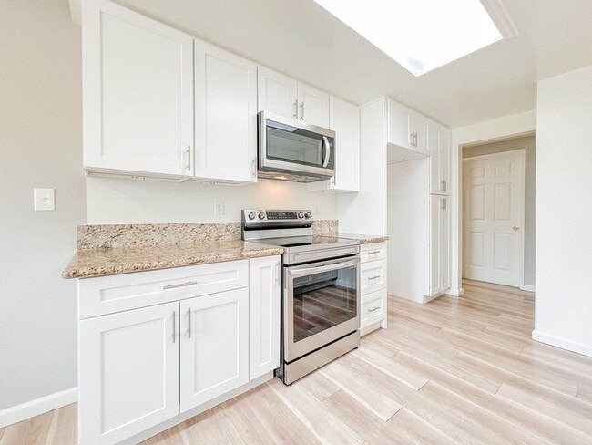 Building Photo - Santa Ana - Gorgeous Interior Remodel 4 be...