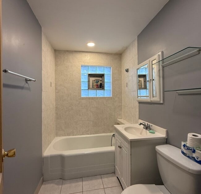 Building Photo - 5438 S Washtenaw Ave.