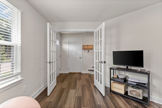 Building Photo - Luxurious three-story townhome with owner's suite and high-end finishes