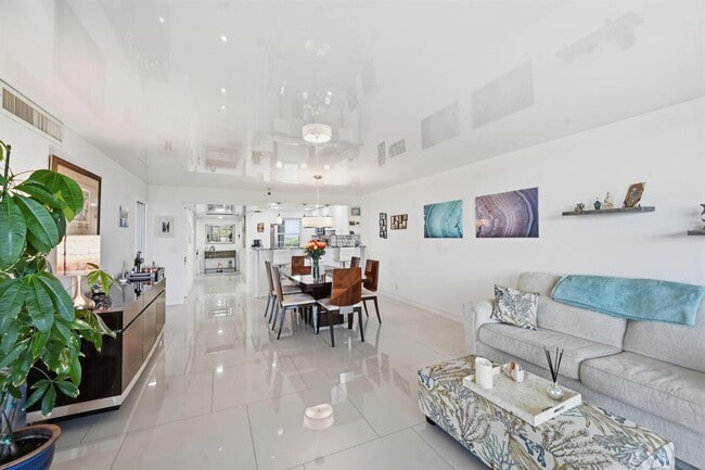 Building Photo - 4015 W Palm Aire Dr