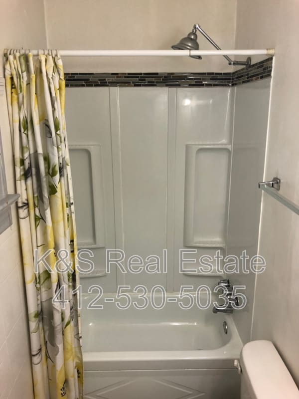 Building Photo - 5833 Madison Ave