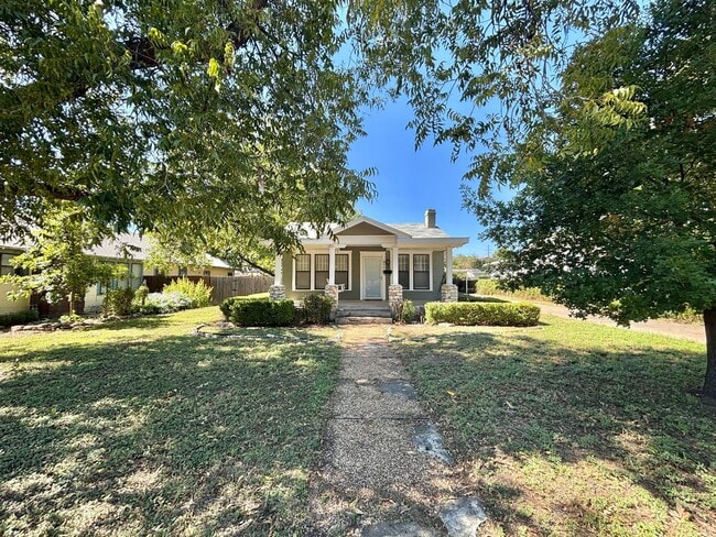 Building Photo - NOW AVAILABLE - Charming Home + Tons of Sp...