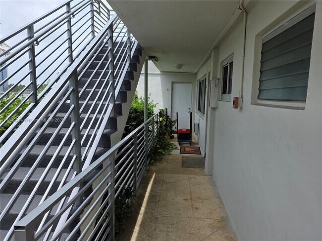 Building Photo - 2250 Bay Dr