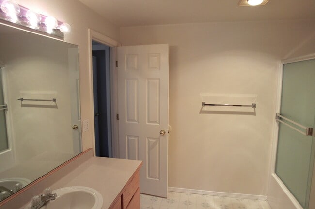 Building Photo - 2 BED 2 BATH TOWNHOME