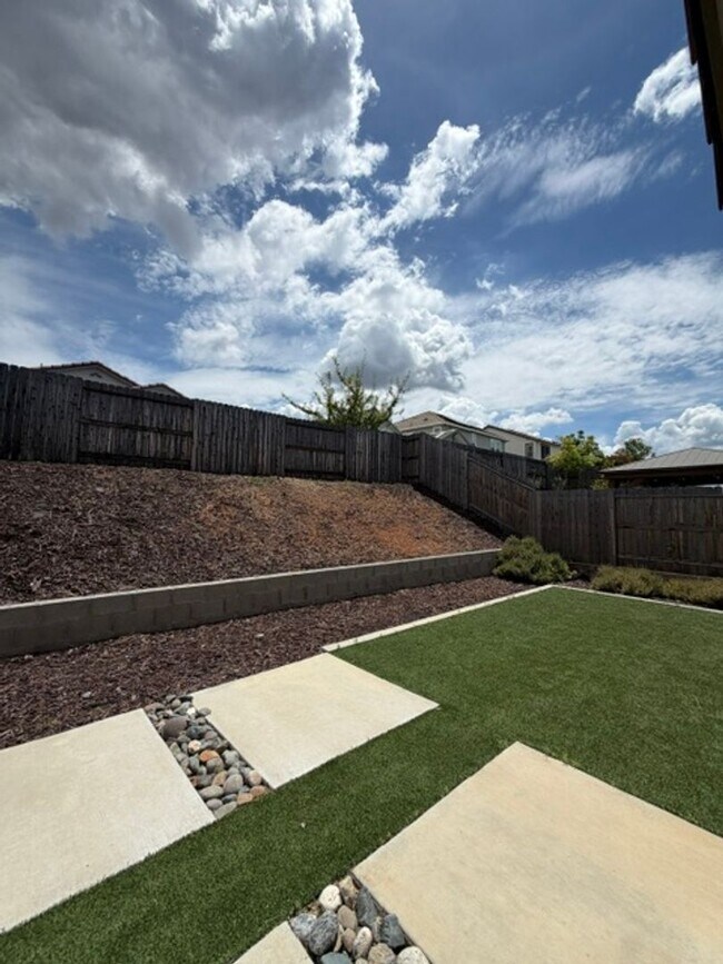 Building Photo - Beautiful 3 Bedroom and 2 Bathroom Home in Lincoln $2,995.00