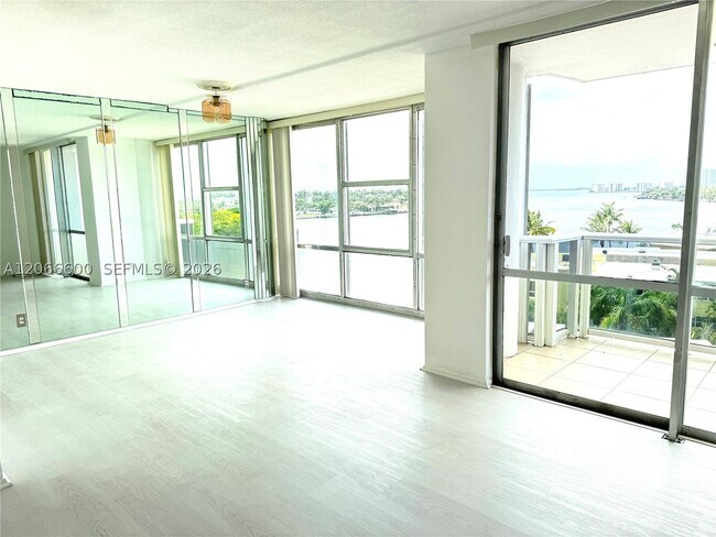 Building Photo - 900 Bay Dr E