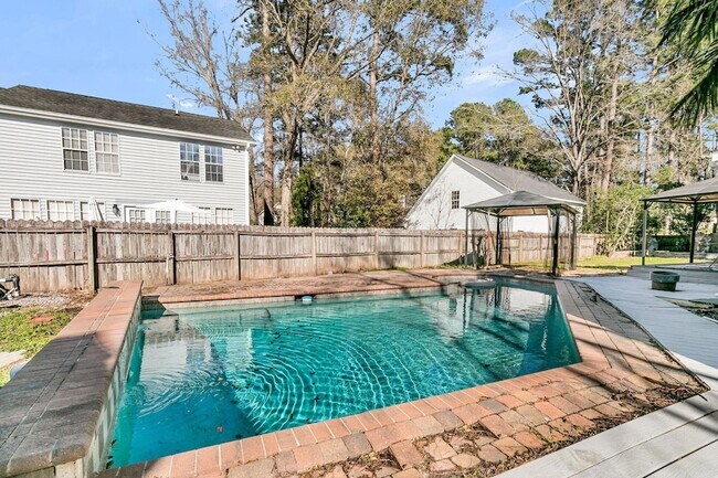 Building Photo - 121 Sully St