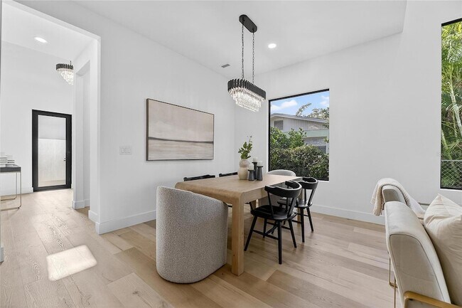 Building Photo - 2335 Oak Terrace