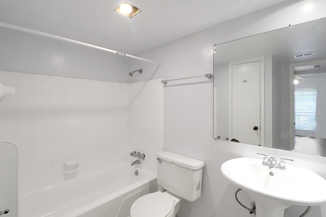 Building Photo - 5929 Queensloch Dr