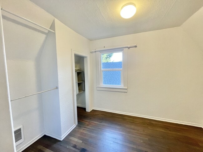 Building Photo - 7223 61st Ave SE