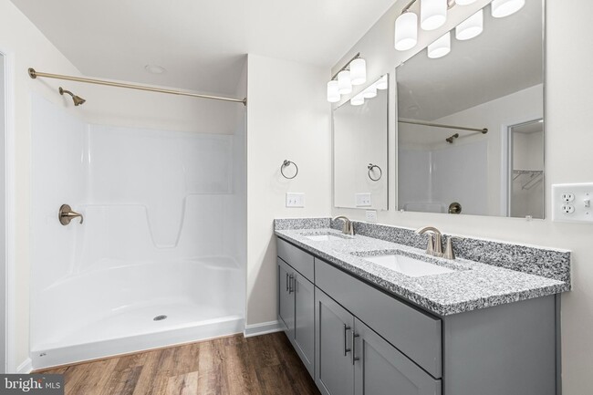 Building Photo - 900 Gilbert Rd