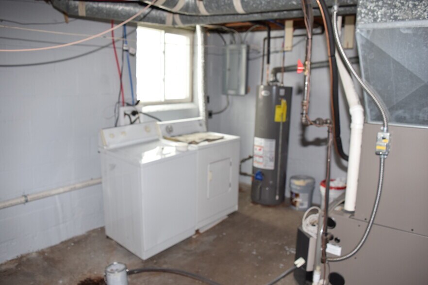 Washer and dryer included - 423 32nd St NE