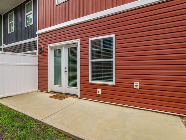 Building Photo - 3 Bed, 2.5 Bath - Lucky Penny End Unit