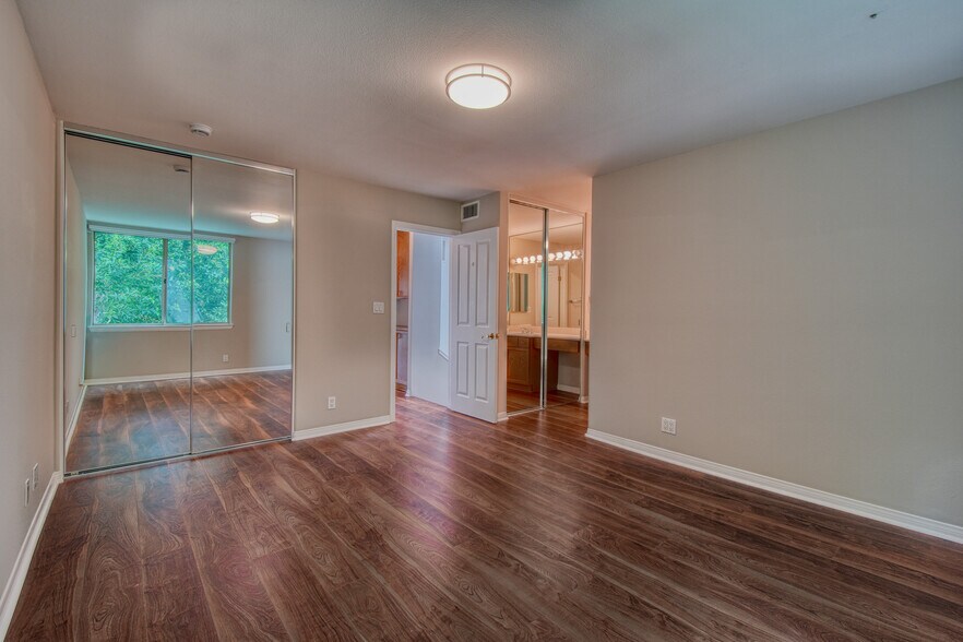 Building Photo - 14101 Dickens St