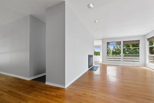Building Photo - Classic Mid-Century Modern Air Conditioned...
