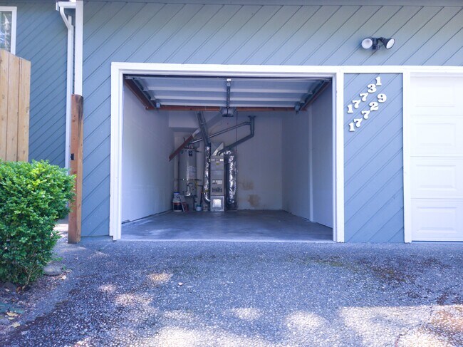 Covered garage - 17729 NE 88th Pl
