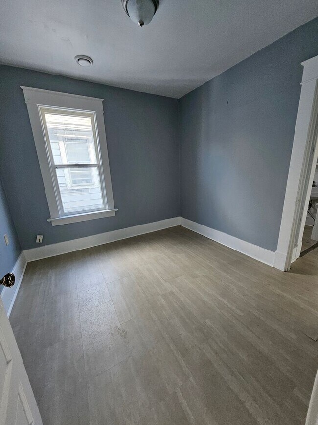 Building Photo - Newly renovated upper 3 bedroom unit