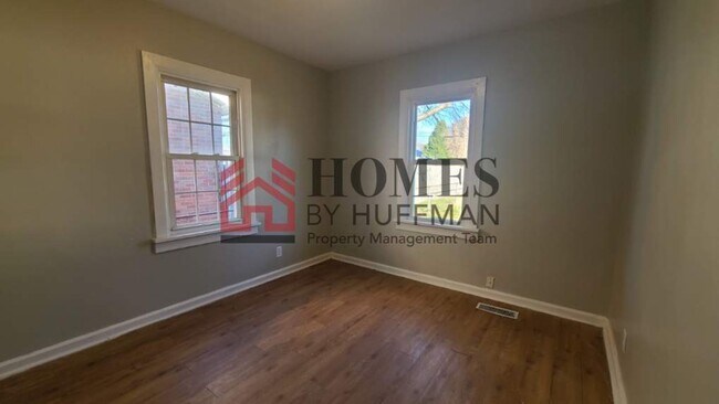 Building Photo - Two Bedroom House - Garage - Move In Ready