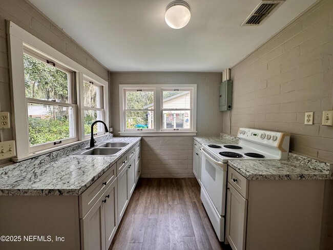 Building Photo - 206 Chestnut St