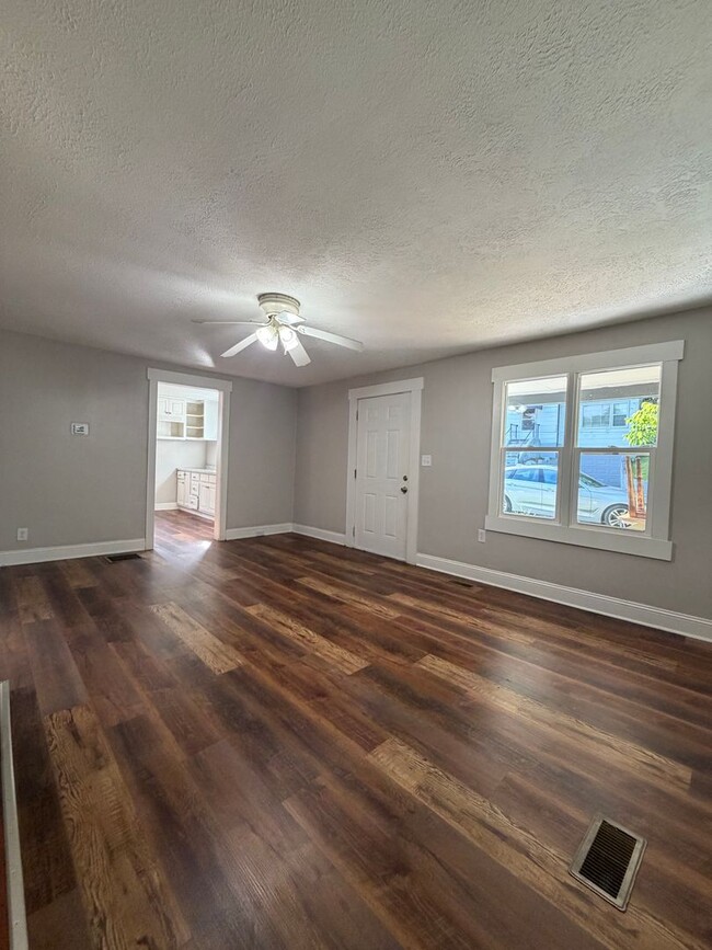 Building Photo - 3 Bedroom in Frankfort!