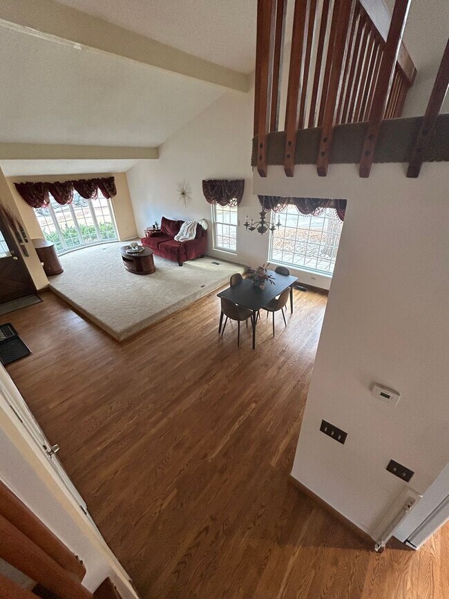 Building Photo - 5 BR/3 1/2 BA in the Desirable Meadowglen Community!!