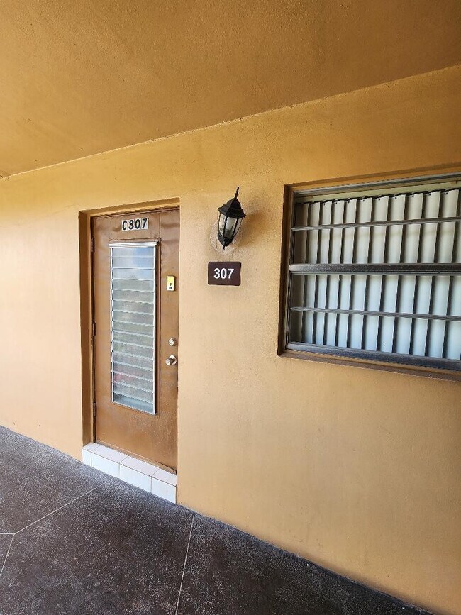 Building Photo - 5031 W Oakland Park Blvd