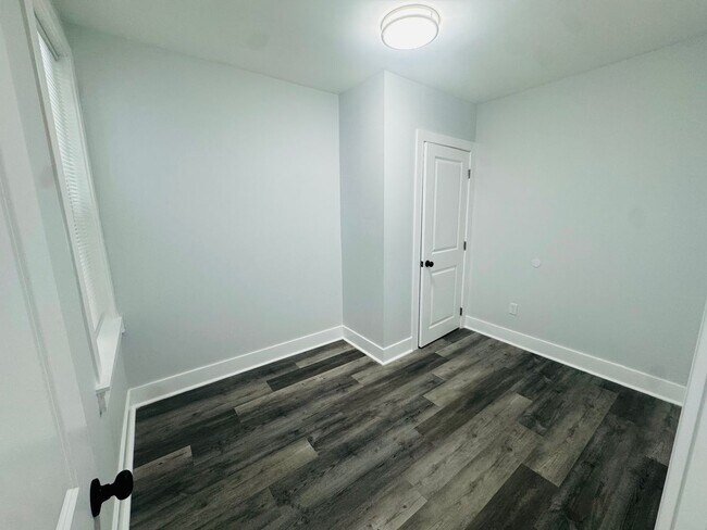Building Photo - Remodeled 3bd/1 House with Rear yard!! SEC...