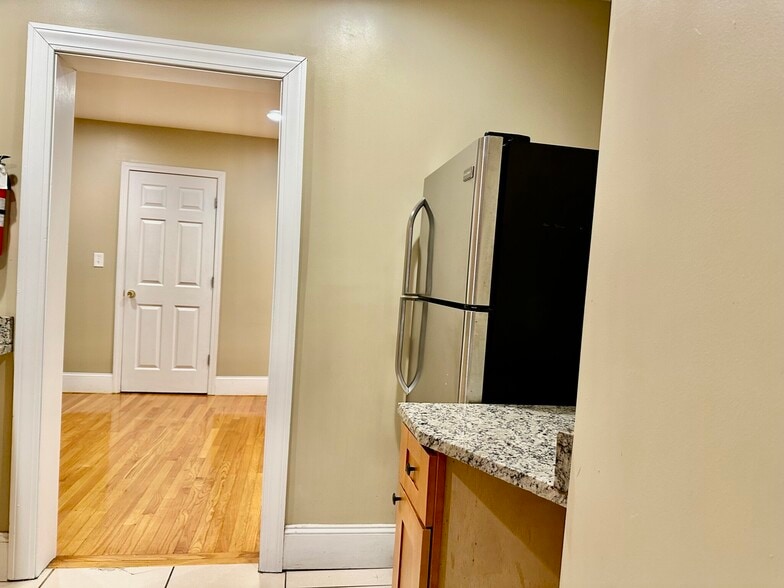 Building Photo - 74 Egmont St