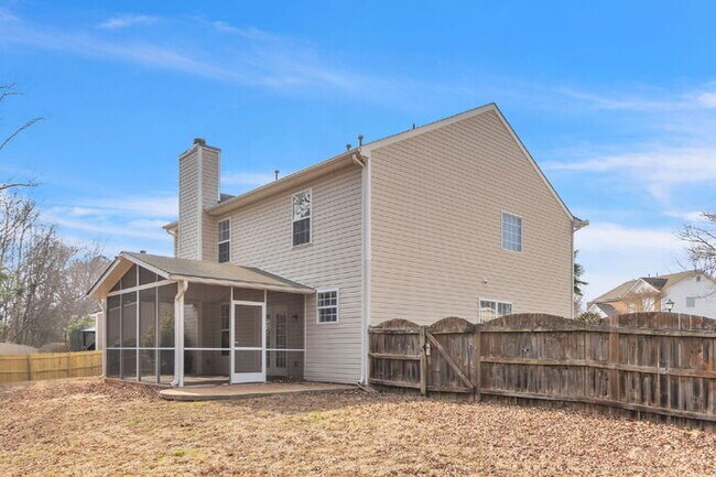 Building Photo - Spacious 4BR Home w/ Screened Porch, Fenced Yard & Great Location