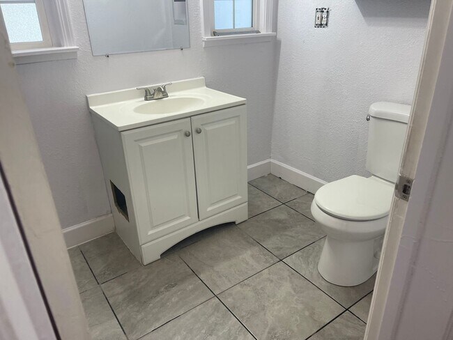 Building Photo - Cozy 2 bedroom bungalow home near UOP