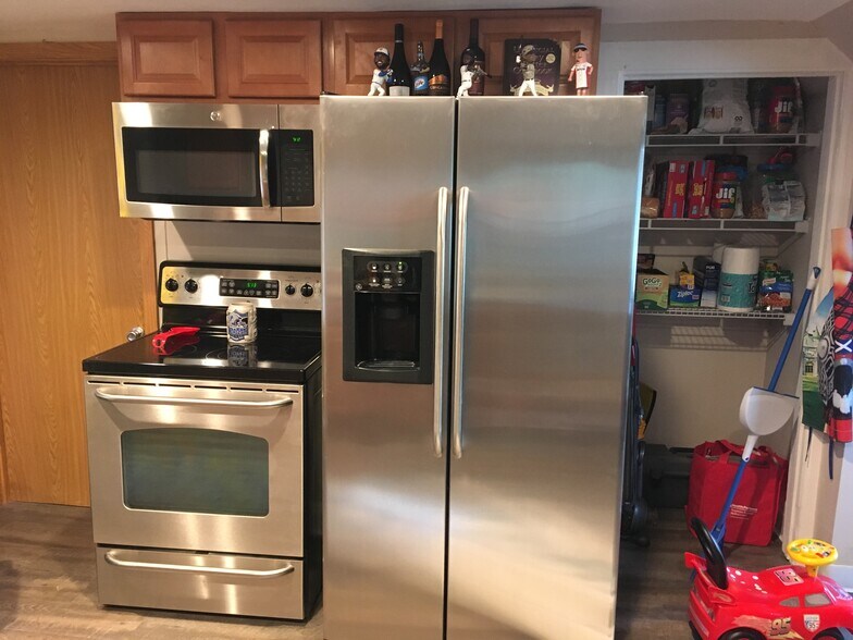 Building Photo - 452 E Holum St