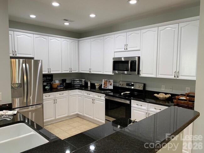 Building Photo - 9033 Rosalyn Glen Rd