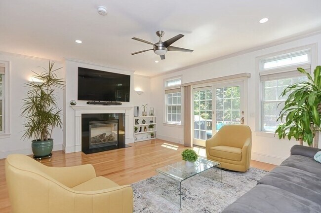 Building Photo - 10 Lupine Rd